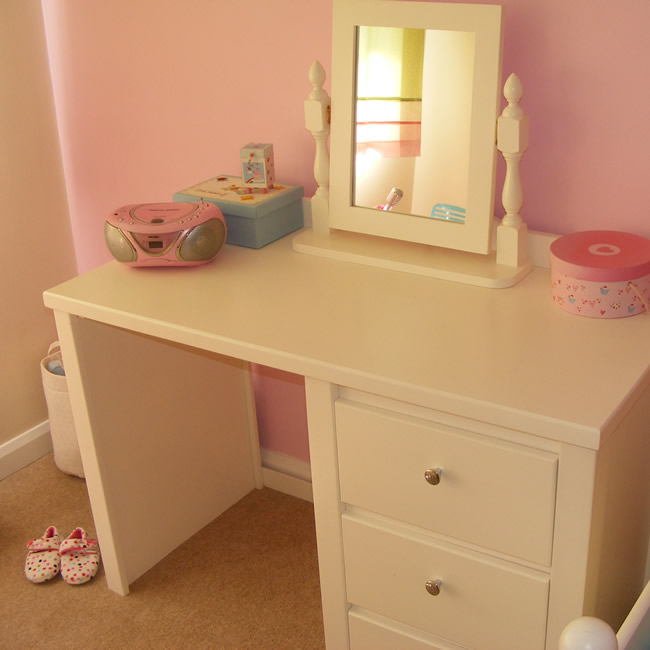 Kids Desk in Bone White Aspenn Furniture