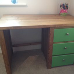 Desk in Traditional and Vibrant Green